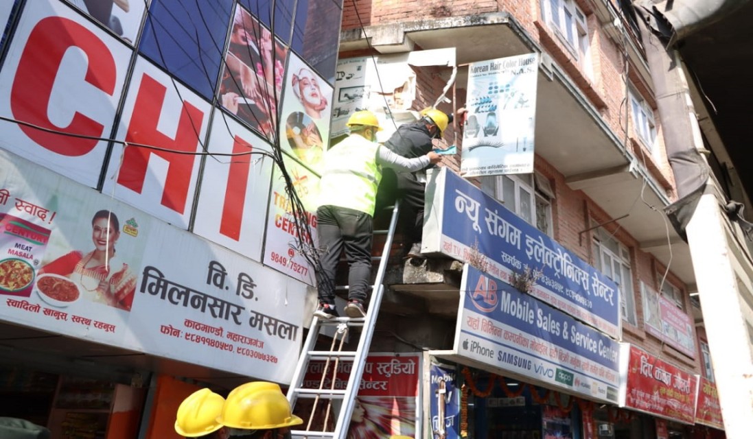 काठमाडौं महानगरले हटायो २७५ वटा साइनबोर्ड